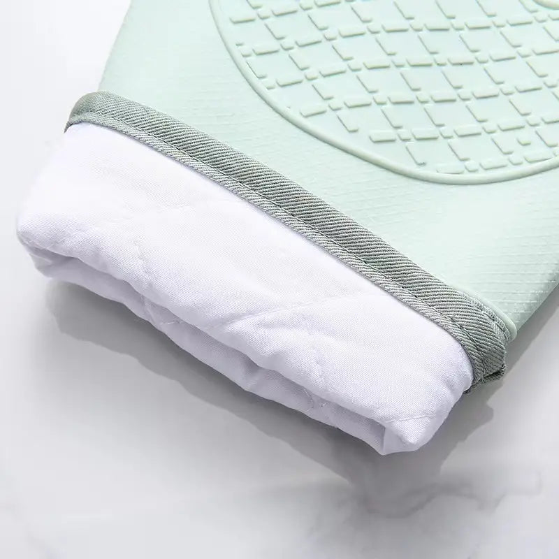 Silicone Non-Slip Insulated Oven Gloves, Food-Grade Heat-Resistant Mitts with Cute Bear Face Design, Easy to Clean — White / Green