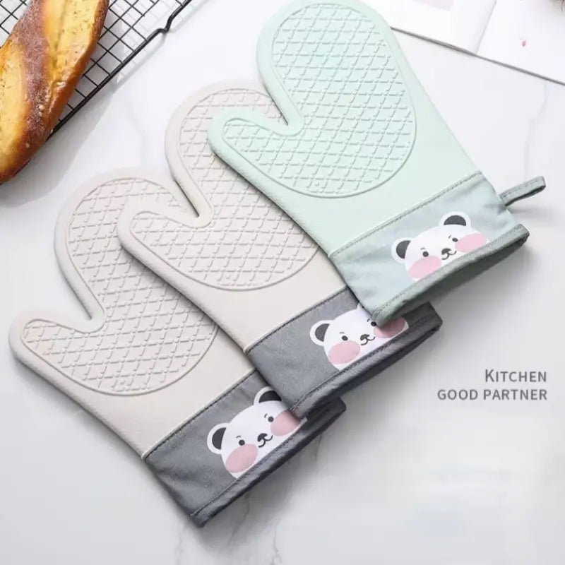 Silicone Non-Slip Insulated Oven Gloves, Food-Grade Heat-Resistant Mitts with Cute Bear Face Design, Easy to Clean — White / Green